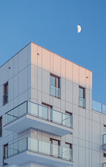 Detal na elewacje i balkony w nowoczesnym budynku wielorodzinny w europejskim mieście. Ciekawa architektura. Słoneczna zimowa pogoda