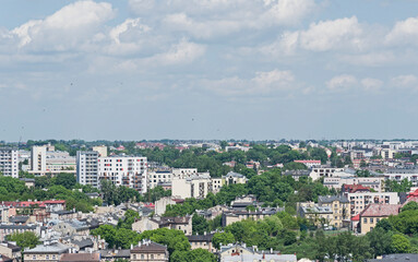 Panorama na miasto Lublin.  Kamienice i budynki latem.