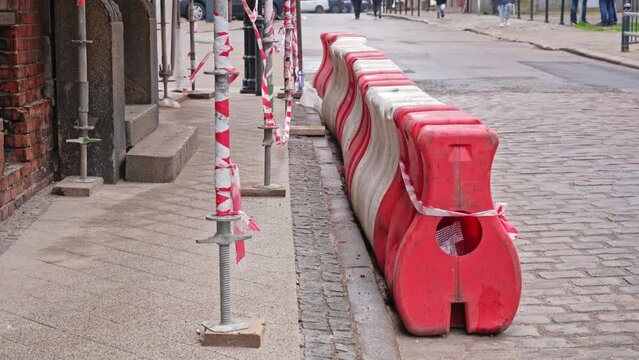 Outdoor Construction Works Portable Red and White Plastic Safety Barrier Blocks Installed by Street Curb