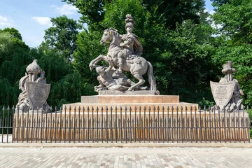 Papier Peint photo Monument historique Monument to Jan III Sobieski with green trees on a sunny day at Lazienki Park in Warsaw, Poland