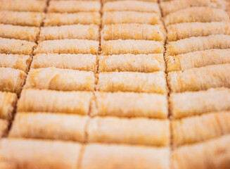 Słodkie i soczyste tureckie baklawy, starannie ułożone i kuszące swoim wyjątkowym smakiem.