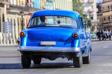 Wunderschöner blauer Oldtimer auf Kuba (Karibik)