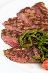 Tagliata di controfiletto con asparagi e caprino