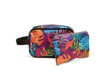 Bolsos de mano de colores con motivos florales sobre un fondo blanco liso y aislado. Vista de frente y de cerca. Copy space