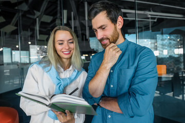 Obraz premium Teammates talking and discussing new project