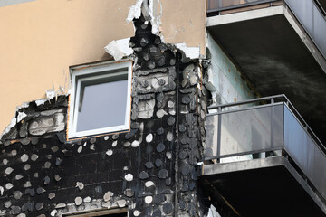Uszkodzony budynek po pożarze mieszkania w bloku mieszkalnym. - obrazy, fototapety, plakaty