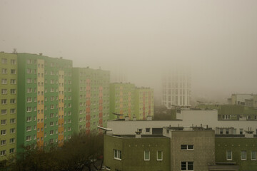 Gęsty smog w mieście. Budynki mieszkalne w mgle.  - obrazy, fototapety, plakaty