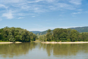 Fototapeta na wymiar Der Fluss Donau mit einer kleinen Insel nahe Dürnstein in der Wachau in Österreich