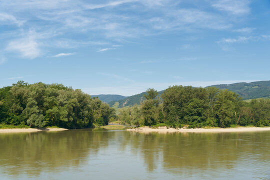 Der Fluss Donau mit einer kleinen Insel nahe Dürnstein in der Wachau in Österreich
