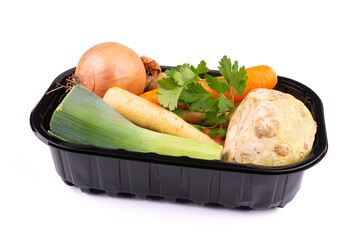 warzywa na plastikowej tacce