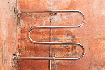 Primer betonokontakt on the walls and heated towel rail in the bathroom. Repair in the bathroom.