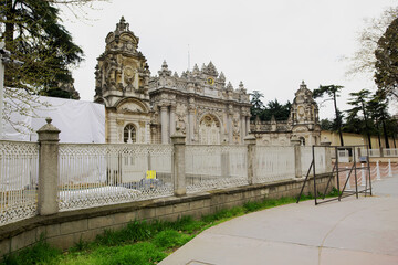 Naklejka premium Pathway view of the Sultan's Gate, Dolmabahce Palace, Istanbul.