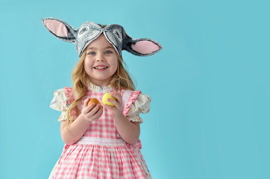 smiling child with an Easter egg