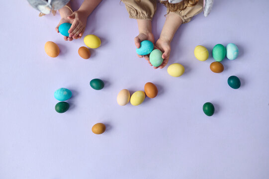 hands with an easter eggs 