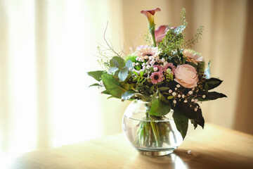 Blumenstrauß in einer Glasvase.