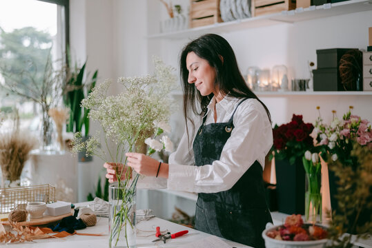 Florist making bouquet 