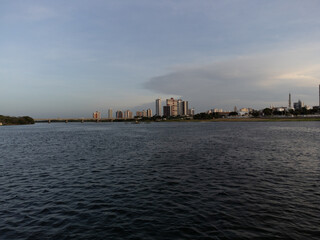 Naklejka premium city skyline at sunset
