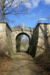 Eine Brücke im Schlosspark des Albrechtsschlosses