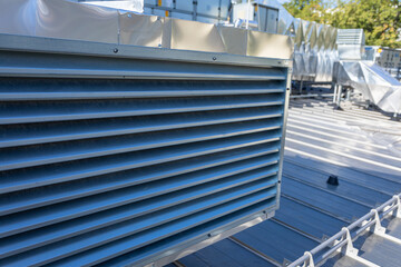 A nozzle that draws in air from the ventilation system of the sports hall.