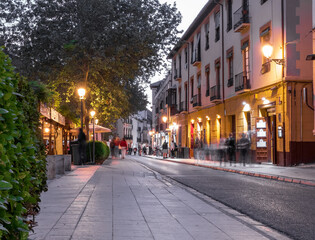 Obraz premium Busy street of Granada at night