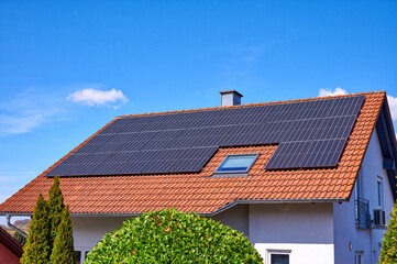 Einfamilienhaus mit Solardach - obrazy, fototapety, plakaty