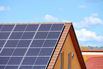 Fototapeta premium Hausdach mit Solarzellen