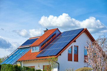 Obraz premium Modernes Wohnhaus mit Solardach zur Strom- und Warmwassererzeugung