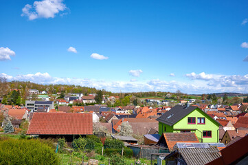 Obraz premium Sonnige Frühlingslandschaft im Walzbachtal - Ortsteil Wössingen