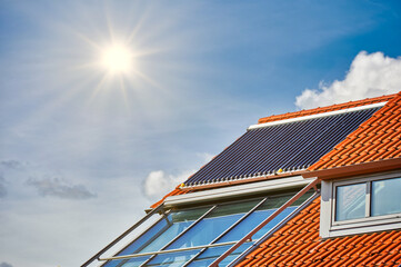 Solarthermieanlage auf modernem Hausdach - obrazy, fototapety, plakaty
