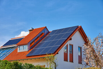 Modernes Wohnhaus mit Solardach zur Strom- und Warmwassererzeugung - obrazy, fototapety, plakaty