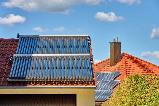 Nutzung der Sonnenenergie mit Solarthermieanlage und Solarzellen