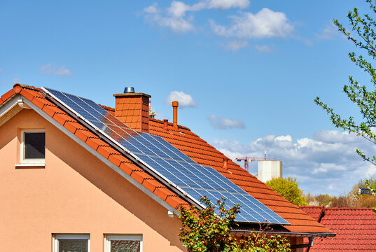 Solarkollektoren auf Einfamilienhaus