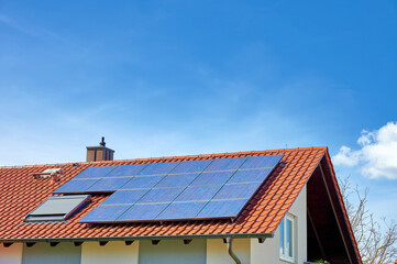 Photovoltaikanlage auf rotem Hausdach