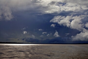 Obraz premium Schwere Wolken über dem Amazonas