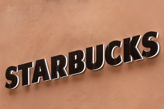 Starbucks Schriftzug an einer Hauswand