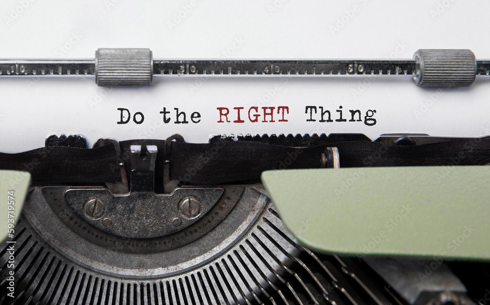 Aufkleber Text Do the Right Thing typed on retro typewriter	