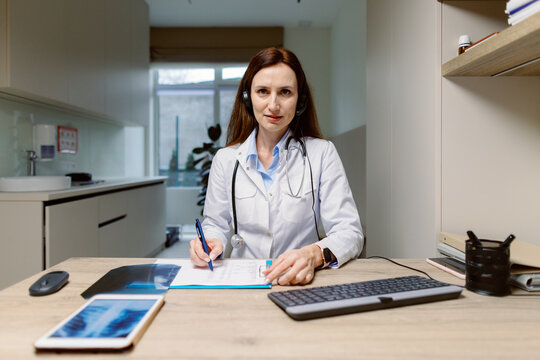 E-medicine healthcare help medic attention medical record workplace 