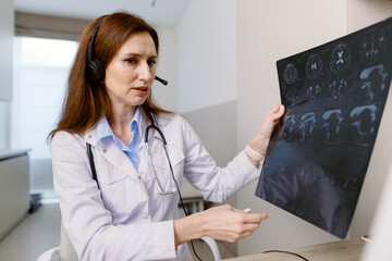 Physician medical test result explain technology CT 