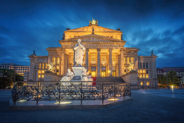 Obraz premium Schiller Monument and Berlin Concert Hall in Gendarmenmarkt Square at night - Berlin, Germany