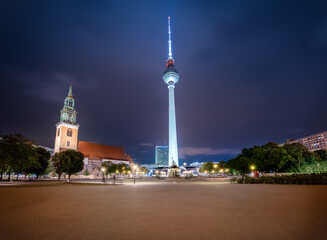 Obraz premium TV Tower (Fernsehturm) and St. Mary Church at night - Berlin, Germany
