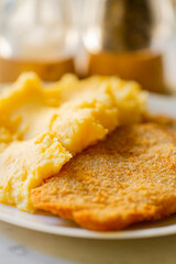 Acercamiento milanesas con pure