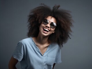 Naklejka premium Selbstbewusste Afro-Frau in Bewegung - Model in T-Shirt auf grauem Hintergrund, generative AI.