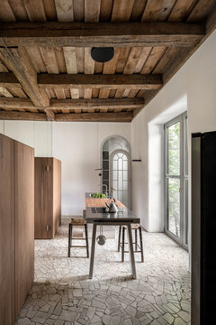 Apartment in loft style with grunge walls