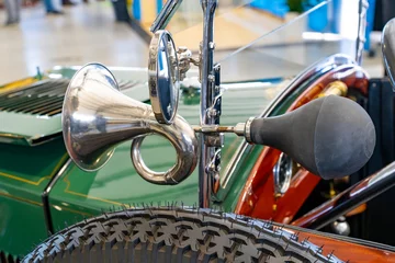 Photo sur Plexiglas Voitures anciennes Green oldtimer car horn and round rearview mirror