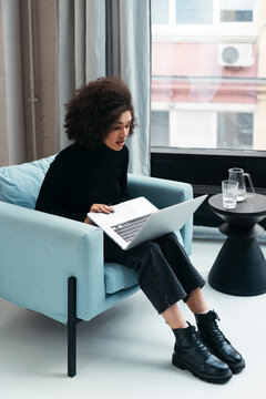 Black woman recruiter working.