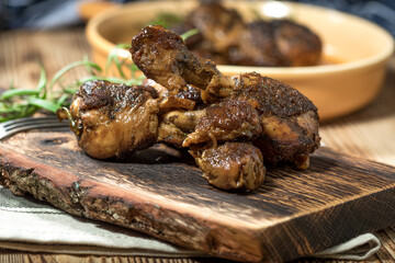 Fried chicken drumsticks with chips.