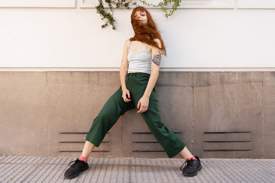 Sunny lifestyle fashion portrait of young stylish hipster woman