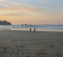 Fototapeta na wymiar silhouettes in Aguilar beach in Asturias, Spain