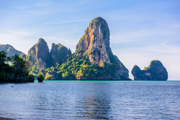 Obraz premium Cliff rocks and sea Tonsai Bay, Railay Beach, Ao Nang, Krabi, Thailand