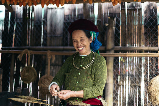 Local people: Hmong weaver working with hemp